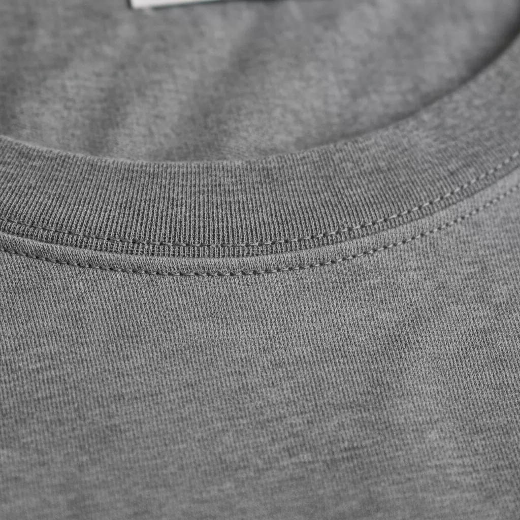 gemini_image_1770602088 Đường may tinh tế và chất liệu vải quyết định độ bền đẹp của chiếc áo thun basic