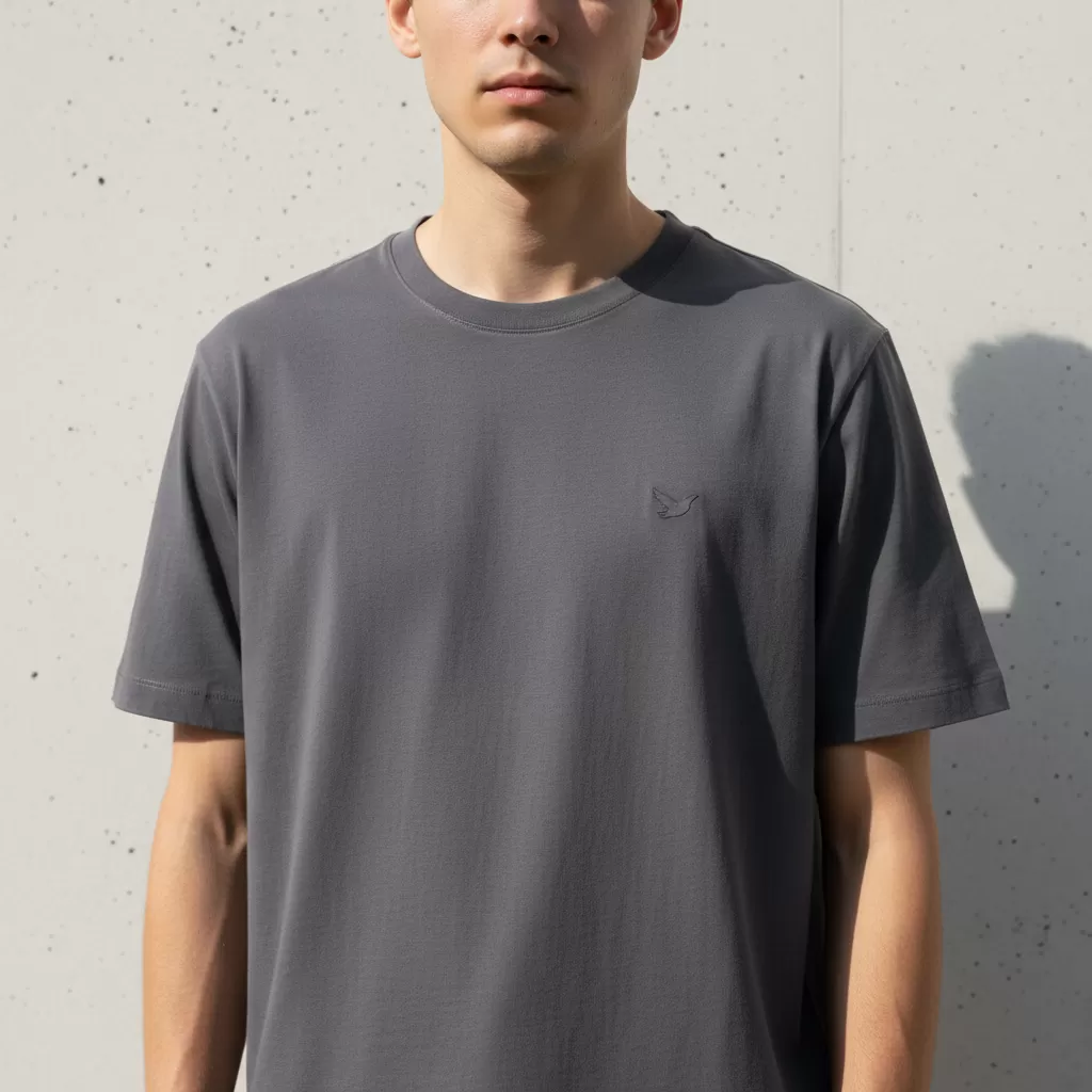 gemini_image_1770629988 Áo thun in logo nhỏ mang lại vẻ ngoài chuyên nghiệp và hiện đại cho doanh nghiệp