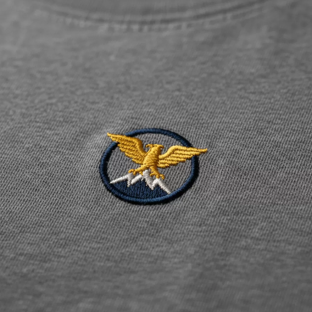 gemini_image_1770629989 Kỹ thuật thêu hiện đại giúp logo nhỏ trở nên nổi bật và bền bỉ theo thời gian